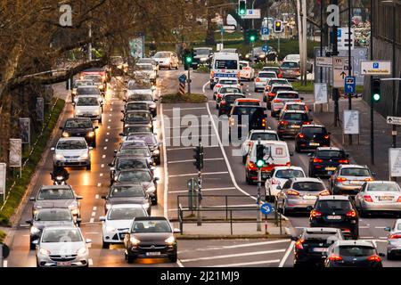 Hauptverkehrszeiten in der Düsseldorfer Innenstadt am frühen Morgen Stockfoto