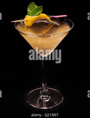 Gelbe Vesper Wodka Martini mit Zitronenschale garnieren Stockfoto