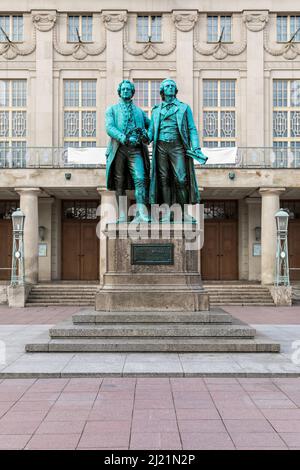 Momentument für Johann Wolfgang von Goethe und Friedrich Schiller vor dem Nationaltheater in Weimar, Thüringen, Deutschland Stockfoto