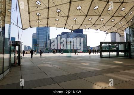 Blick unter dem Dach auf die Grande Arche, das Geschäftsviertel La Défense von Paris, Frankreich. Stockfoto