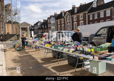 Wochenend-Marktstände vor dem Rathaus in Blandford Forum, Garnisonsstadt in Dorset, England, Vereinigtes Königreich Stockfoto