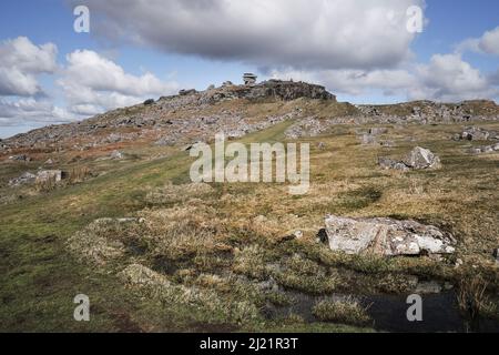 Die Überreste einer stillgegangenem Straßenbahngleis, die zum Stowes Hill Quarry Cheesewring Quarry auf dem zerklüfteten Bodmin Moor in Cornwall führen. Stockfoto