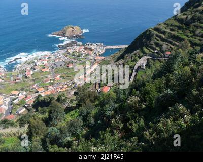 Blick auf das schöne Porto Moniz eine charmante kleine Stadt, die von Miradouro da Sant aus an der dramatischen nordwestlichen Spitze von Madeira Portugal EU liegt Stockfoto