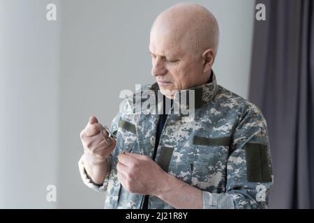 Portrait Senior Soldier in Militäruniform. Stockfoto