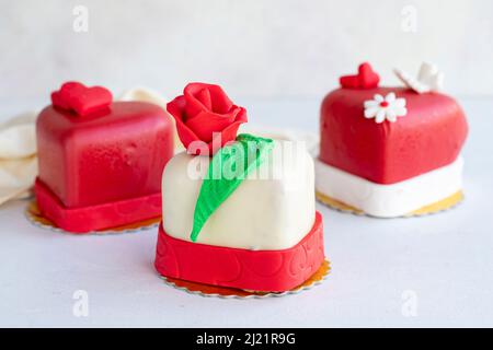 Kuchen im Herzdesign auf weißem Hintergrund. Kuchen im besonderen Design zum Valentinstag und Muttertag. Stockfoto