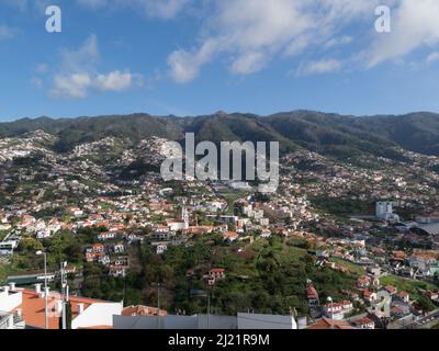 Blick auf die Hauptstadt von Funchal, Madeira Portugal EU, vom Miradouro Pica dos Barcelos und der umliegenden Bergkette Stockfoto