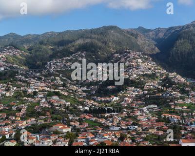 Blick auf die Hauptstadt von Funchal, Madeira Portugal EU, vom Miradouro Pica dos Barcelos und der umliegenden Bergkette Stockfoto