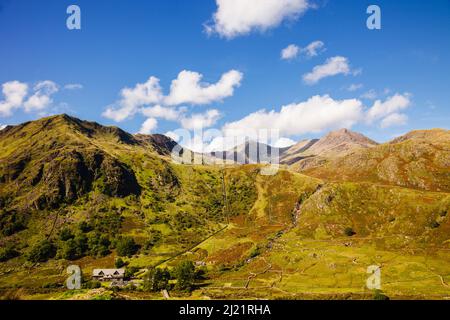 Blick auf Cwm Dyli zu den Bergen des Snowdon Hufeisens vom Aussichtspunkt in Nant Gwynant im Snowdonia National Park. Pen-y-Pass, Gwynedd, North Wales, Großbritannien Stockfoto