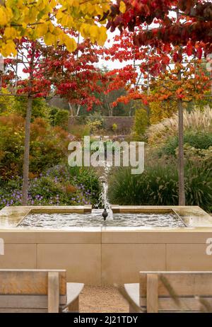 Brunnen im Paradise Garden, entworfen vom Landschaftsarchitekten Tom Stuart-Smith an der RHS Bridgewater. Salford. Greater Manchester. VEREINIGTES KÖNIGREICH Stockfoto