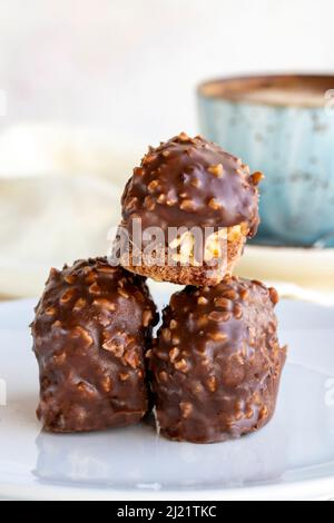 Schokolade Petit vier Kuchen auf weißem Hintergrund. Nahaufnahme Stockfoto