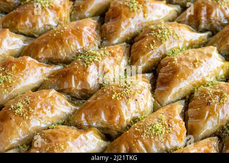 Pistazie sobiyet Baklava. Traditionelle türkische Küche Desserts. Sherbet-Dessert. Nahaufnahme Stockfoto