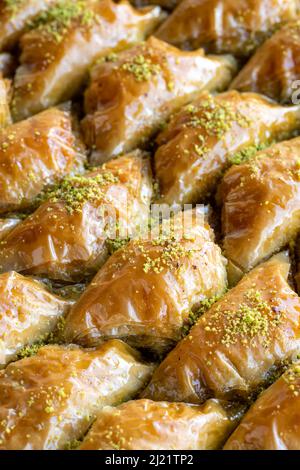 Pistazie sobiyet Baklava. Traditionelle türkische Küche Desserts. Sherbet-Dessert. Nahaufnahme Stockfoto