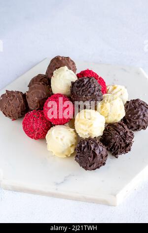 Trüffelschokolade auf weißem Hintergrund. Hausgemachte Schokoladen-Pralinen. Nahaufnahme Stockfoto