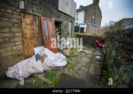 Queensbury ist ein großes Dorf im Metropolbezirk Bradford, West Yorkshire, England. Queensbury liegt an einem hohen Aussichtspunkt über Halifax, Clayton und Thornton und überblickt Bradford selbst und ist eine der höchsten Gemeinden in England, mit herrlichem Blick über den Ballungsraum West Yorkshire hinaus auf die Hügel des Brontë Country und die Yorkshire Dales im Norden und Nordwesten. Es hatte eine Bevölkerung von 8.718 im Jahr 2001, die auf 16.273 in der Zählung 2011 stieg. Queensbury ist vor allem als Heimat von Black Dyke Mills und der Black Dyke Band bekannt. Stockfoto