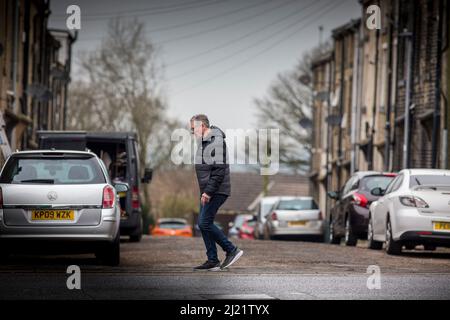 Queensbury ist ein großes Dorf im Metropolbezirk Bradford, West Yorkshire, England. Queensbury liegt an einem hohen Aussichtspunkt über Halifax, Clayton und Thornton und überblickt Bradford selbst und ist eine der höchsten Gemeinden in England, mit herrlichem Blick über den Ballungsraum West Yorkshire hinaus auf die Hügel des Brontë Country und die Yorkshire Dales im Norden und Nordwesten. Es hatte eine Bevölkerung von 8.718 im Jahr 2001, die auf 16.273 in der Zählung 2011 stieg. Queensbury ist vor allem als Heimat von Black Dyke Mills und der Black Dyke Band bekannt. Stockfoto