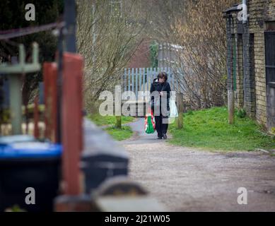 Queensbury ist ein großes Dorf im Metropolbezirk Bradford, West Yorkshire, England. Queensbury liegt an einem hohen Aussichtspunkt über Halifax, Clayton und Thornton und überblickt Bradford selbst und ist eine der höchsten Gemeinden in England, mit herrlichem Blick über den Ballungsraum West Yorkshire hinaus auf die Hügel des Brontë Country und die Yorkshire Dales im Norden und Nordwesten. Es hatte eine Bevölkerung von 8.718 im Jahr 2001, die auf 16.273 in der Zählung 2011 stieg. Queensbury ist vor allem als Heimat von Black Dyke Mills und der Black Dyke Band bekannt. Stockfoto