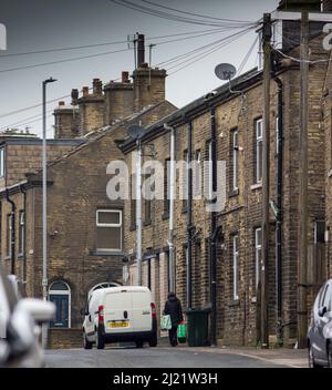 Queensbury ist ein großes Dorf im Metropolbezirk Bradford, West Yorkshire, England. Queensbury liegt an einem hohen Aussichtspunkt über Halifax, Clayton und Thornton und überblickt Bradford selbst und ist eine der höchsten Gemeinden in England, mit herrlichem Blick über den Ballungsraum West Yorkshire hinaus auf die Hügel des Brontë Country und die Yorkshire Dales im Norden und Nordwesten. Es hatte eine Bevölkerung von 8.718 im Jahr 2001, die auf 16.273 in der Zählung 2011 stieg. Queensbury ist vor allem als Heimat von Black Dyke Mills und der Black Dyke Band bekannt. Stockfoto