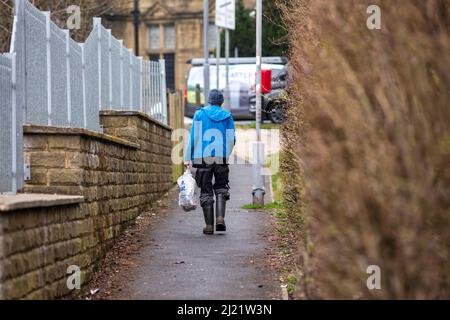 Queensbury ist ein großes Dorf im Metropolbezirk Bradford, West Yorkshire, England. Queensbury liegt an einem hohen Aussichtspunkt über Halifax, Clayton und Thornton und überblickt Bradford selbst und ist eine der höchsten Gemeinden in England, mit herrlichem Blick über den Ballungsraum West Yorkshire hinaus auf die Hügel des Brontë Country und die Yorkshire Dales im Norden und Nordwesten. Es hatte eine Bevölkerung von 8.718 im Jahr 2001, die auf 16.273 in der Zählung 2011 stieg. Queensbury ist vor allem als Heimat von Black Dyke Mills und der Black Dyke Band bekannt. Stockfoto