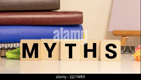 Mythen Wort im Holzwürfel, Geschäftskonzept Stockfoto