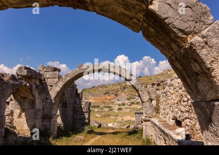 Tlos, Türkei. Bogen und Ruinen der antiken Stadt Tlawa vor blauem Himmel. Stockfoto
