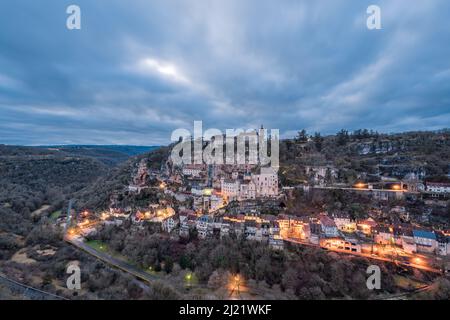 Panoramablick auf ein altes französisches Dorf und eine Burg auf einer Klippe, berühmtes Rocamadour bei Nacht in Frankreich Stockfoto