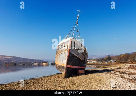 FORT WILLIAM CAOL SCHOTTLAND DAS ALTE BOOT LIEGT VERLASSEN AUF DEM KIESSTRAND Stockfoto