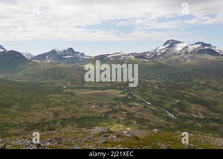 Blick auf die Berge während einer Wanderung von Hütte zu Hütte im Trollheimen Nationalpark, Norwegen. Stockfoto