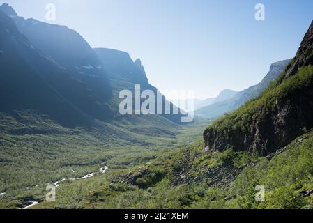 Wandern in Innerdalen, Norwegen am sonnigen Sommertag, Stockfoto