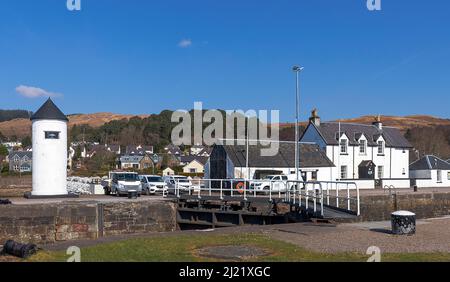 FORT WILLIAM SCOTLAND CORPACH ANLEGESTELLE MIT SEESCHLOSS SCHOTTISCHE KANALGEBÄUDE UND DER WEISSE LEUCHTTURM Stockfoto