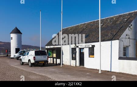 FORT WILLIAM SCOTLAND CORPACH ANLEGESTELLE MIT SEESCHLOSS SCHOTTISCHE KANALGEBÄUDE UND WEISSER LEUCHTTURM Stockfoto