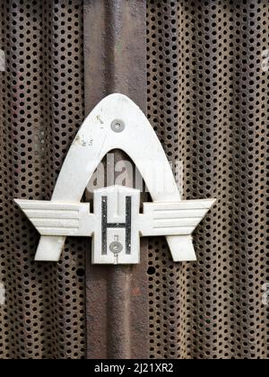 hanomag war eine Traktormarke aus deutschland das Firmenlogo ist auf einer alten rostigen Haube, die hanomag in hannover hatte Stockfoto