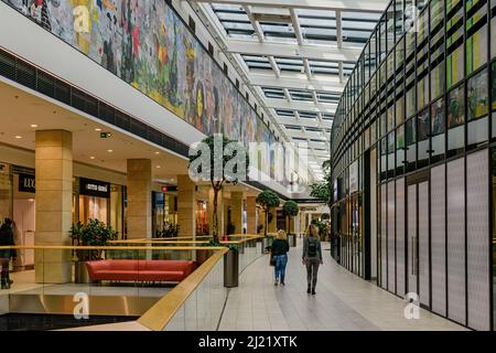 Olomouc, Tschechische Republik - 19. Februar 2022: Moderne Passage mit Rastplätzen in der Galerie Shantovka, Olomouc Stockfoto