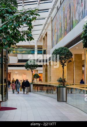 Olomouc, Tschechische Republik - 19. Februar 2022: Durchgang mit Ornamenten aus dem Einkaufszentrum der Pflanzen Galerie Shantovka Olomouc Stockfoto