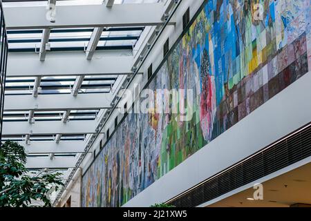 Olomouc, Tschechische Republik - 19. Februar 2022: Moderne Malereien der Passage in der Galerie Shantovka, Olomouc Stockfoto