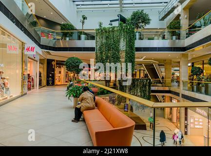 Olomouc, Tschechische Republik - 19. Februar 2022: Moderne Passage mit Rastplätzen in der Galerie Shantovka, Olomouc Stockfoto