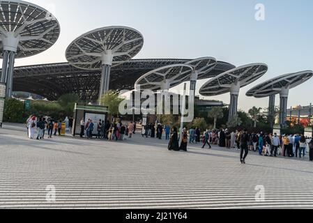Dubai Vereinigte Arabische Emirate März 22 2022 Dubai International Expo 2020 Besucher besuchen die expo Stockfoto