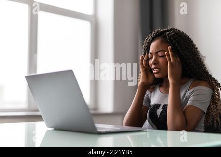Frustrierte junge geschäftsfrau am Laptop suchen Betonte Stockfoto
