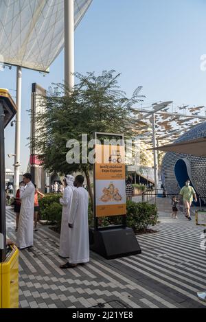 Dubai Vereinigte Arabische Emirate März 22 2022 Dubai International Expo 2020 Besucher besuchen die expo Stockfoto