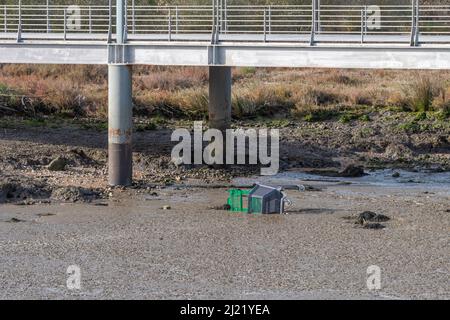 Warenkorb verschmutzt das Wasser des Tejo in Lissabon, Portugal Stockfoto