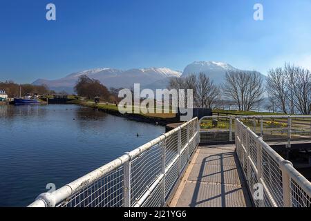 FORT WILLIAM SCOTLAND FÜHRT ÜBER DAS SCHLEUSENTOR AM CALEDONIAN CANAL BEI CORPACH UND BEN NEVIS MIT SCHNEE IM FRÜHLING Stockfoto