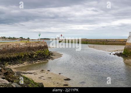 Saint-Vaast-la-Hougue in der Normandie, der Leuchtturm des Hafens Stockfoto