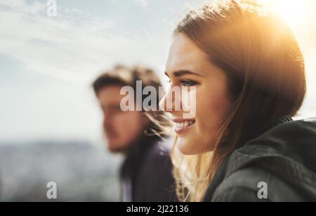 Gefangen in einem perfekten Moment. Aufnahme von zwei Freunden, die draußen zusammen hingen. Stockfoto