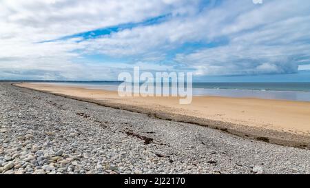 Schöner Strand in Vauville in der Normandie, mit Kieselsteinen Stockfoto