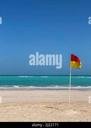 Eine Rettungsfahne im Wind gegen das Arabische Meer Stockfoto