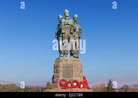 SPEAN BRIDGE FORT WILLIAM SCOTLAND DAS COMMANDO MEMORIAL MIT ROTEN MOHNKRÄNZEN Stockfoto