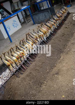 Auf dem Münchner Oktoberfest gebratener Vollfisch über offenem Kohlenfeuer Stockfoto