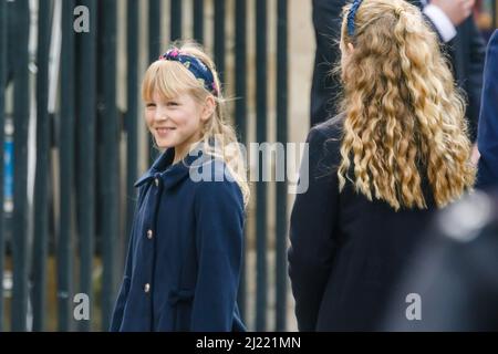 Westminster Abbey, London, Großbritannien. 29.. März 2022 Isla Phillips, (Peter Philips Tochter und Enkelin von Prinzessin Anne), die heute 10. Jahre alt ist, kommt zusammen mit ihrer älteren Schwester Savannah zum Erntedankfest für das Leben von S.H. Prinz Philip, Herzog von Edinburgh, an der Westminster Abbey an, der letztes Jahr im Schloss Windsor starb. Amanda Rose/Alamy Live News Stockfoto