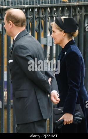 Westminster Abbey, London, Großbritannien. 29.. März 2022 Prinz Edward, Earl of Wessex, und seine Frau Sophie, Gräfin von Wessex, kamen in Westminster Abbey zum Erntedankfest für das Leben von S.H. Prinz Philip, Herzog von Edinburgh, an, der letztes Jahr in Windsor Castle starb. Amanda Rose/Alamy Live News Stockfoto