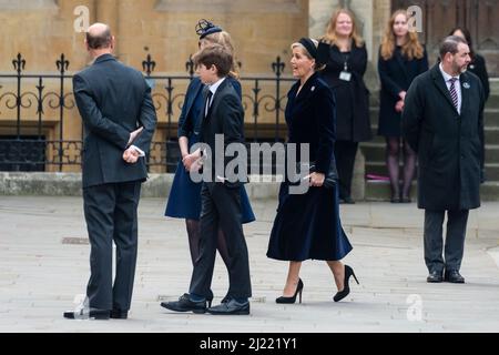 London, Großbritannien. 29. März 2022. Prinz Edward, Sophie, Gräfin von Wessex, Lady Louise Windsor und James, Viscount Severn, kommen in Westminster Abbey zum Erntedankfest für das Leben von S.H. Prinz Philip, Herzog von Edinburgh. Kredit: Stephen Chung / Alamy Live Nachrichten Stockfoto