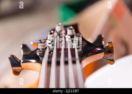 Details eines fünf-saitigen E-Basses. Stockfoto